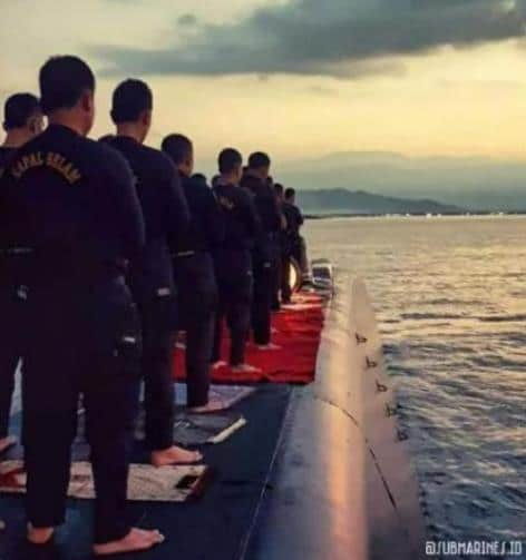 Subhanallah, Prajurit TNI AL Salat Berjamaah di Tengah Laut 2 Tni Al Salat1