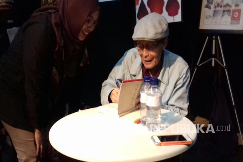 sapardi djoko damono menandatangani buku buku yang dibeli penggemar puisinya  170323122811 303