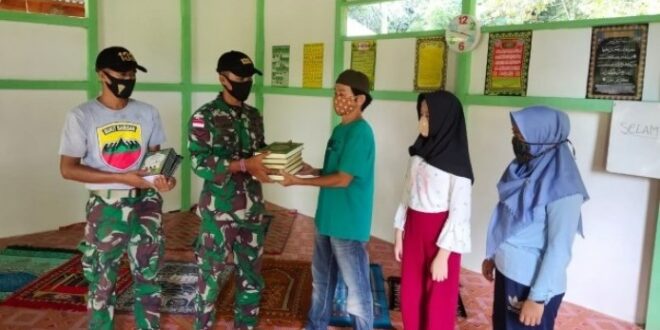 Satgas Perbatasan TNI Bagikan Kitab Suci Alquran dan Iqro Buat Warga Pedalaman 1 Satgas Pamatas TNI Bagikan Alquran dan Iqro ke Warga Pedalaman