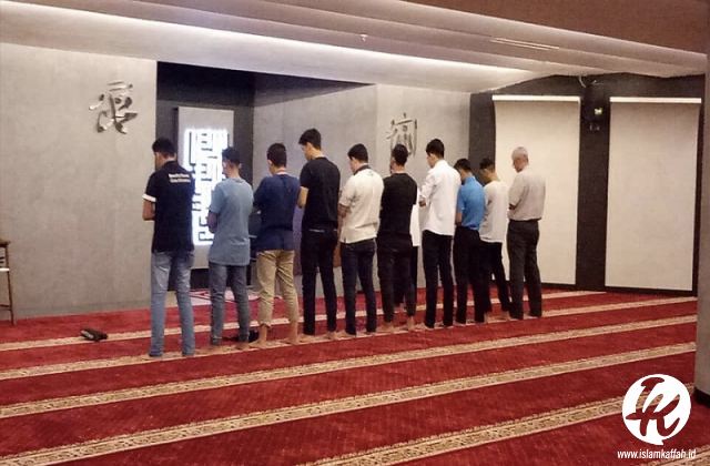 Jarak Antara Dua Kaki Saat Berdiri Dalam Shalat Islam Kaffah
