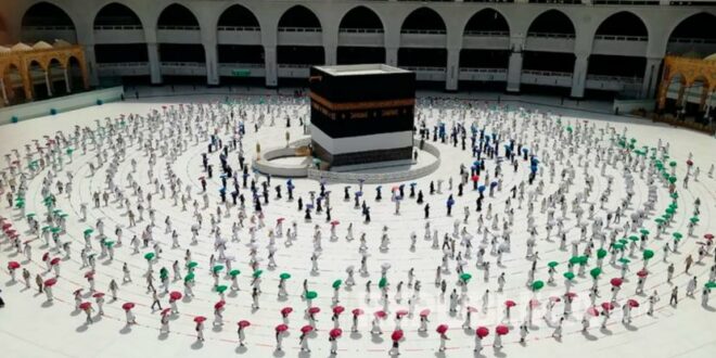 ratusan jamaah haji bertawaf mengelilingi kabah dengan menjaga jarak 200729214610 564