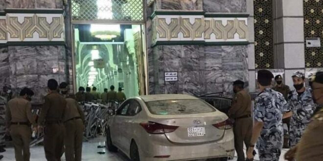 Sedan tabrak Masjidil Haram