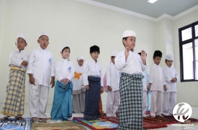 Tidak Bisa Baca Fatihah Ketika Shalat, Ini Bacaan Penggantinya | Islam
