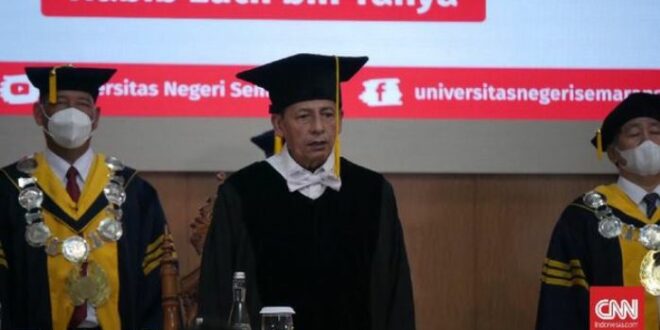 Habib Luthfi bin Yahya menerima gelar doktor honoris causa dari Unnes Semarang