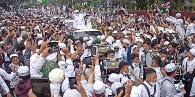 Kerumunan massa penyambutan Rizieq Shihab
