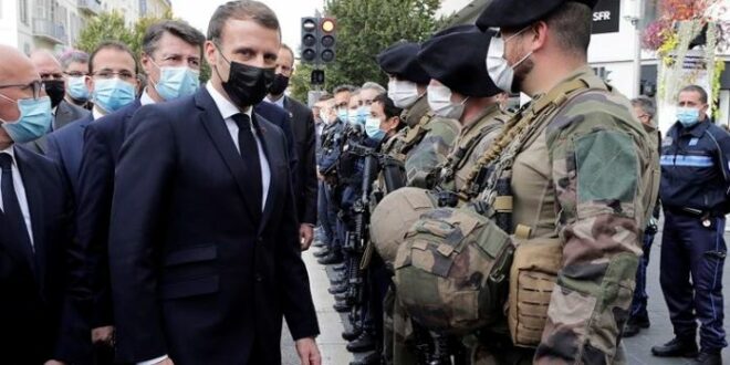 Macron sedang memeriksa pasukan yang diturunkan menumpas teroris