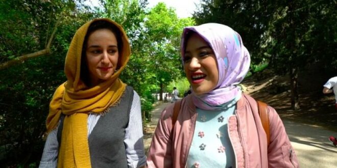 Muslimah Prancis Menjadi Mualaf Setelah Tersentuh Alquran 1 muslim 201112210001 700