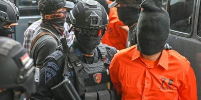 Anggota JI saat digelandang Densus 88