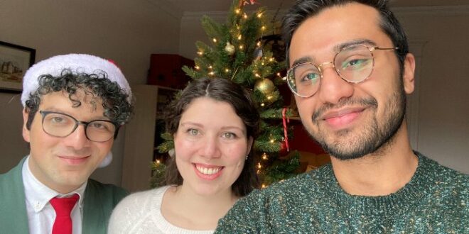 Mohammad Hussain dan rekan serumahnya yang merayakan Hari Natal
