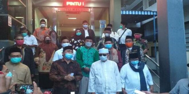 Para ulama dan kiai yang tergabung dalam Barisan Ksatria Nusantara usai melaporkan Munarman ke Mapolda Metro Jaya sindonews.com