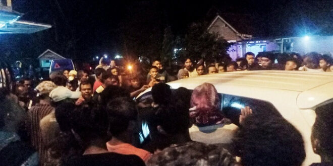 Petugas kepolisian mengamankan pelaku pembakaran Alquran dan sajadah di Pangandaran
