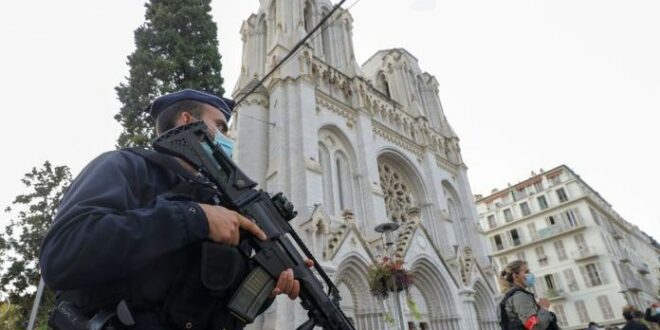 Polisi berjaga di tempat kejadian muslim diserang muslim lainnya di Prancis