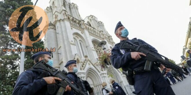 Polisi berjaga setelah terjadi serangan di sebuah gereja di Nice