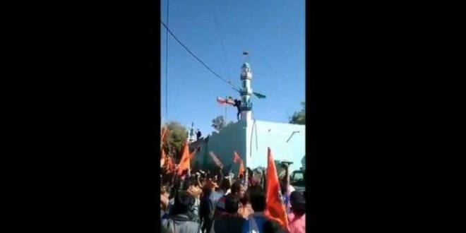 Massa Hindu garis keras merusak sebuah masjid di India