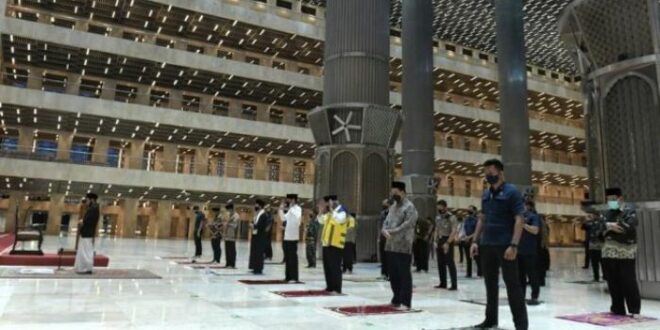 Presiden Jokowi dan beberapa menteri serta pejabat lainnya melakukan salat maghrib berjamaah usai meresmikan new Masjid Istiqlal setneg