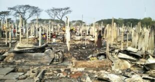 Puing puing kamp pengungsian Muslim Rohingya setelah dilanda kebakaran hebat au.news .yahoo .com