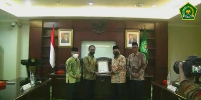 kemenag menyerahkan sertifikasi vaksin halal ke pt bio farma 169