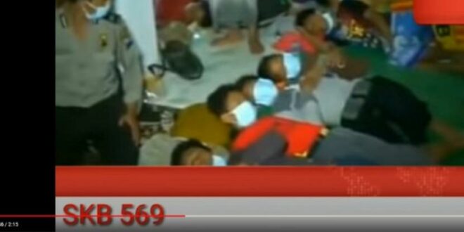 tangkapan layar sejumlah laki laki yang menggunakan sarung serta peci 210113055858 472