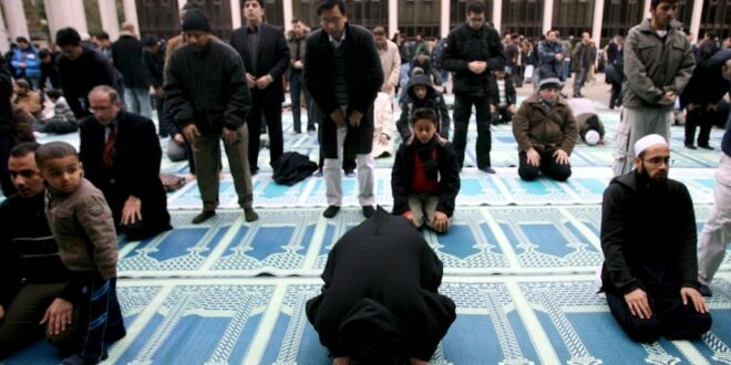 umat muslim menjalankan ibadah di salah satu masjid di  190505184257 593