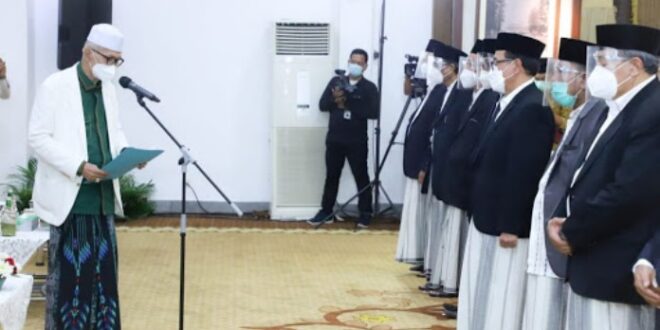 Ketua Umum MUI KH. Miftachul Akhyar mengukuhkan pengurus MUI Provinsi Jawa Timur