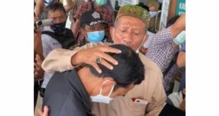 Kiai sepuh NU Jawa Timur meniup ubun ubun Ustaz Abdul Somad