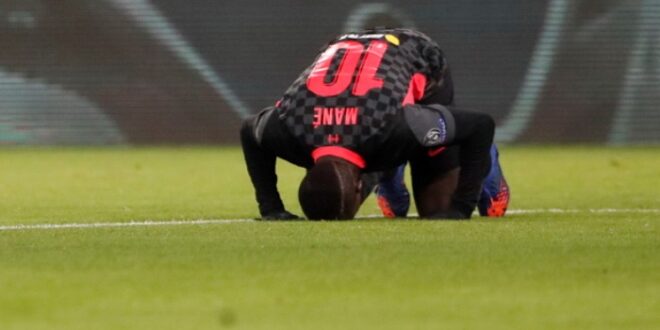 Sadio Mane sujud