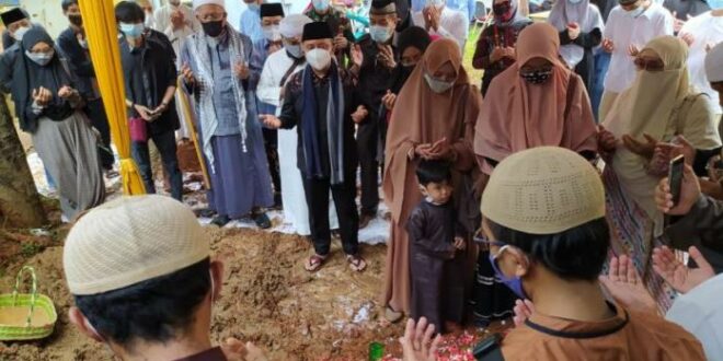 Yusuf Mansur saat pemakaman almarhum ustaz Maheer At Thuwailibi republika