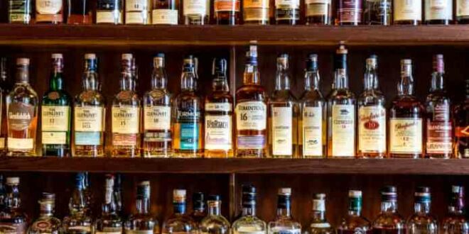 Botol wiski berderet di sebuah bar