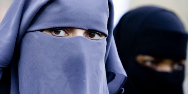Muslimah Swiss mengenakan Niqab atau cadar