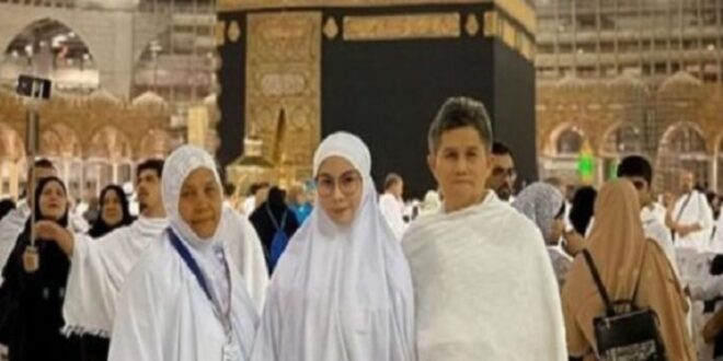 Nur Sajat mejeng di depan Kabah