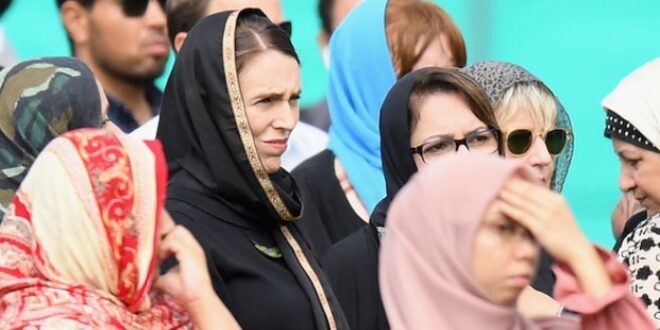 Perdana Menteri Selandia Baru Jacinda Ardern di tengah wanita Muslim keluarga korban tragedi Christchurch