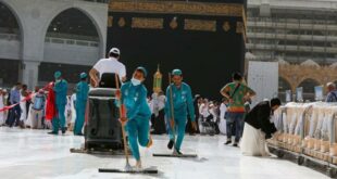 Petugas sedang membersihkan Masjidil Haram