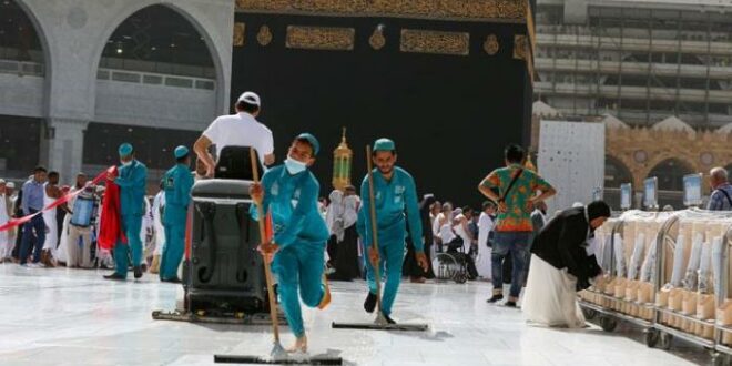 Petugas sedang membersihkan Masjidil Haram