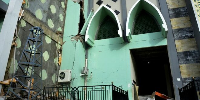 Salah satu masjid yang rusak akibat gempa bumi di Sulawesi Barat