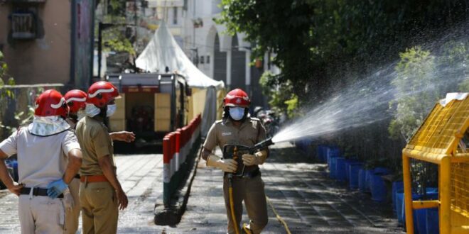 petugas pemadam kebakaran menyemprot disinfektan di nizamuddin di new 200403074051 289