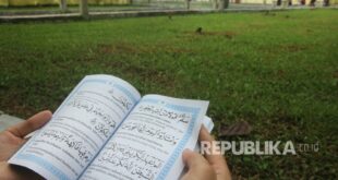 sejumlah umat muslim membaca surat yasin saat berziarah ke  171226145401 682