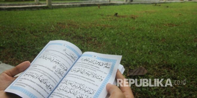 sejumlah umat muslim membaca surat yasin saat berziarah ke  171226145401 682