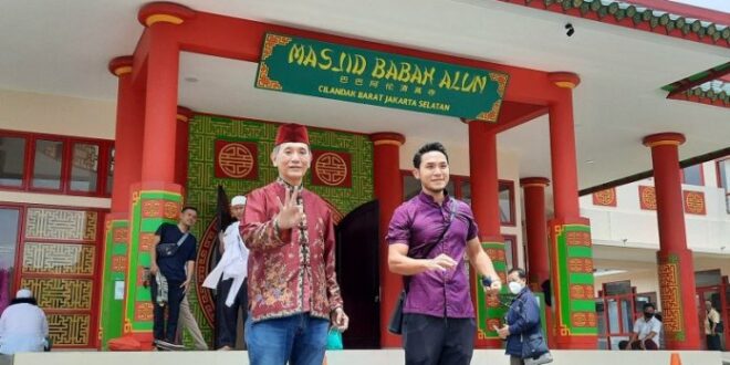 Jusuf Hamka di depan Masjid Babah Alun Cilanda