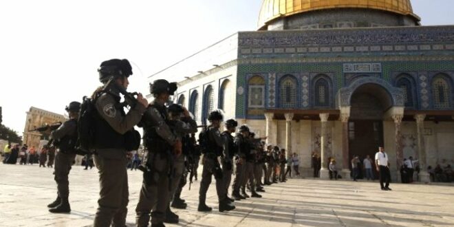 Polisi Israel berjaga di depan Masjid Al Aqsa