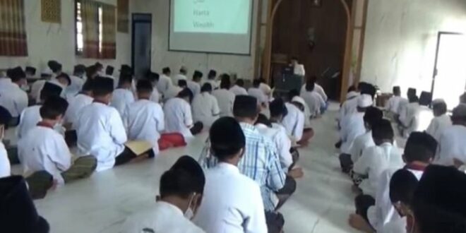 Pondok Pesantren Al Aqobah Jombang ajarkan kitab kuning dengan pengantar bahasa Inggris
