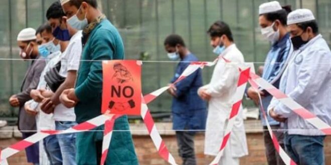 Umat Muslim Italia tengah menjalankan salat di bulan Ramadan