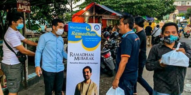 kesibukan pembagian paket makanan di bulan ramadhan sumbangan ilkay 210429125953 722