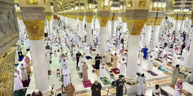 umat muslim di arab saudi melakukan sholat tarawih pertama 210413074115 342