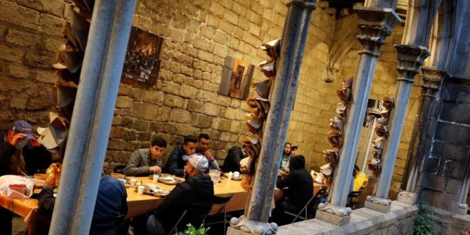 Buka puasa bersama di Gereja Katolik Santa Anna Barcelona