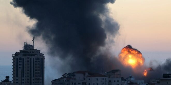 Gedung gedung terbakar di Gaza setelah dihantam rudal Israel