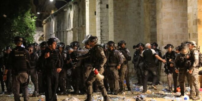 polisi israel menyerang jamaah muslim dengan granat setrum dan 210508130544 879