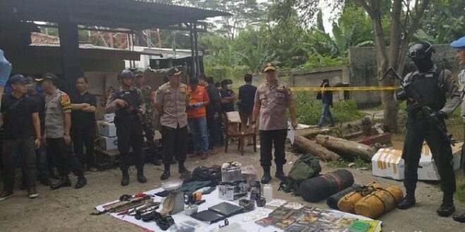Barang bukti yang ditemukan dari terduga teroris di Bogor