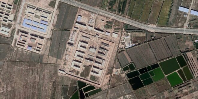 Kamp penahanan massal Musllim Uighur yang diambil dari satelit