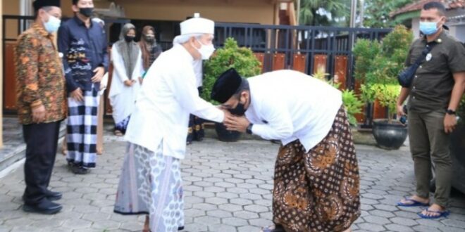 Menag Yaqut Cholil Qoumas mencium tangan KH Ahmad Chalwani Pengasuh Ponpes An Nawawi Purworejo