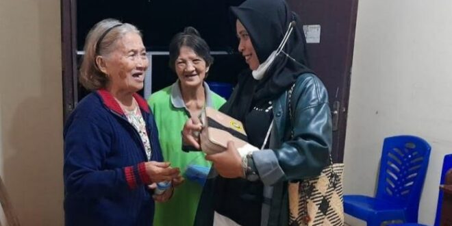 Muslimah berhijab dari Manado berikan alkitab kepada nenek Kristiani